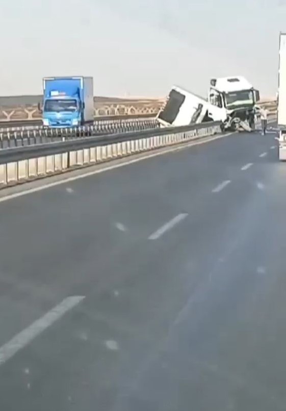 Nusaybin’de tır bariyerlere çarptı: 1 yaralı