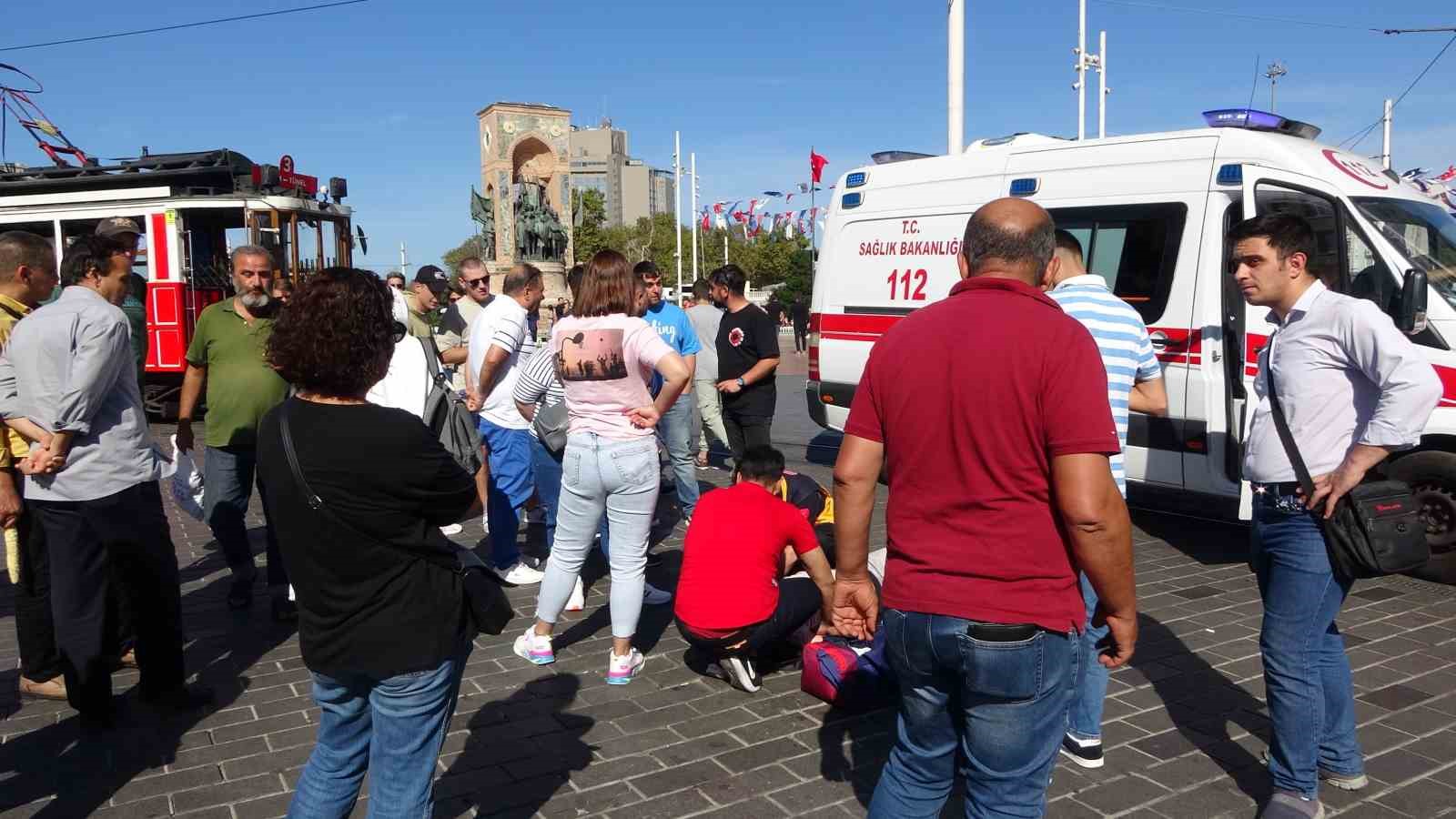 Taksim’de bayılan turistin yardımına çevredekiler yetişti
