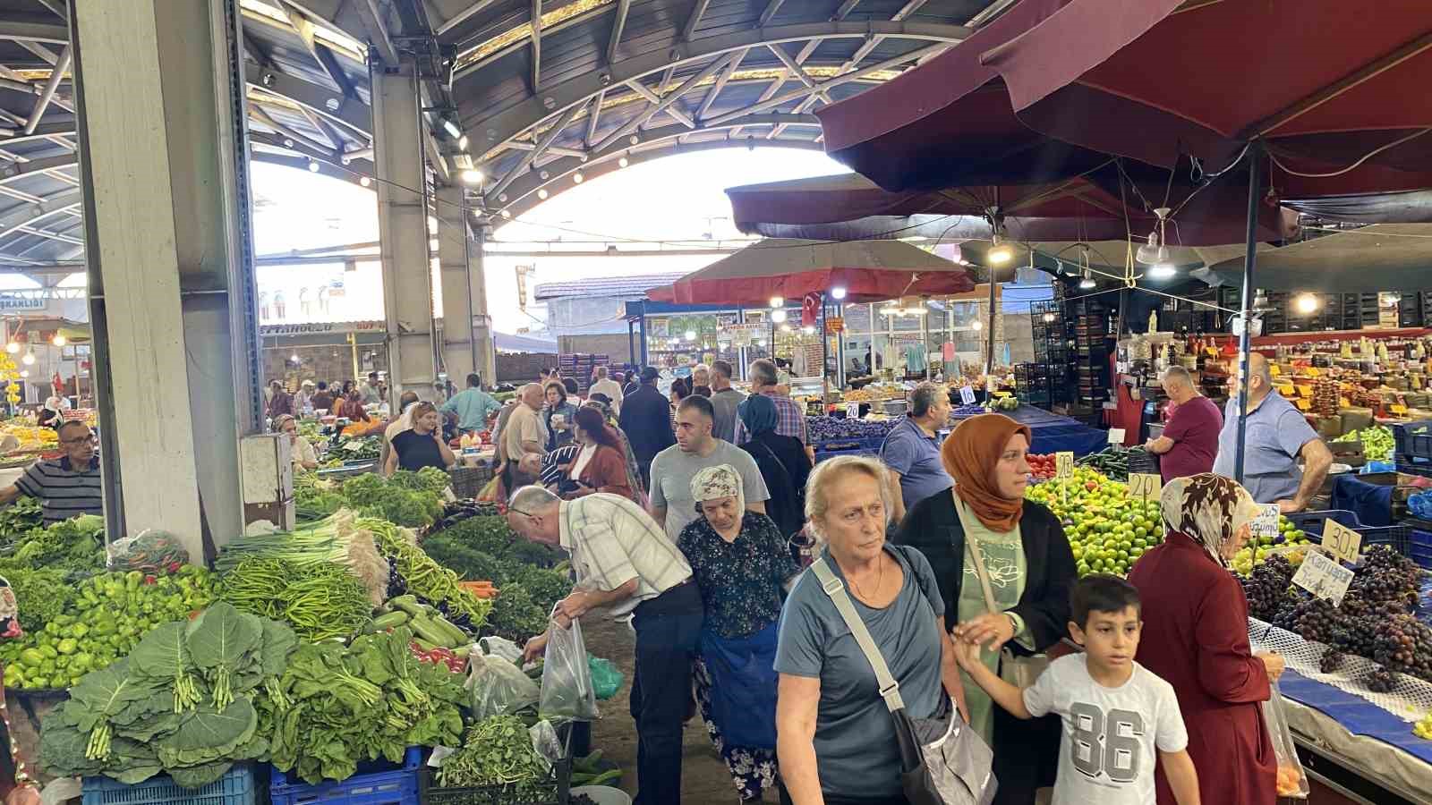 Pazarın en dikkat &ccedil;eken &uuml;r&uuml;n&uuml; biber ve fasulye oldu
