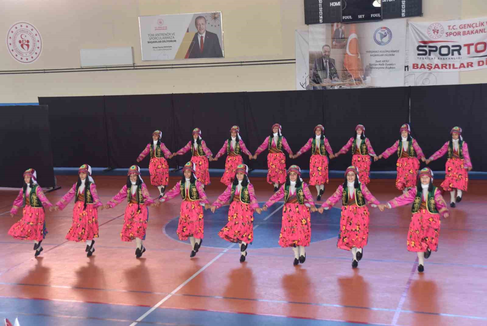 Ahlat’ta ‘Kulüpler Arası Halk Oyunları Bölge Yarışması’ yapıldı