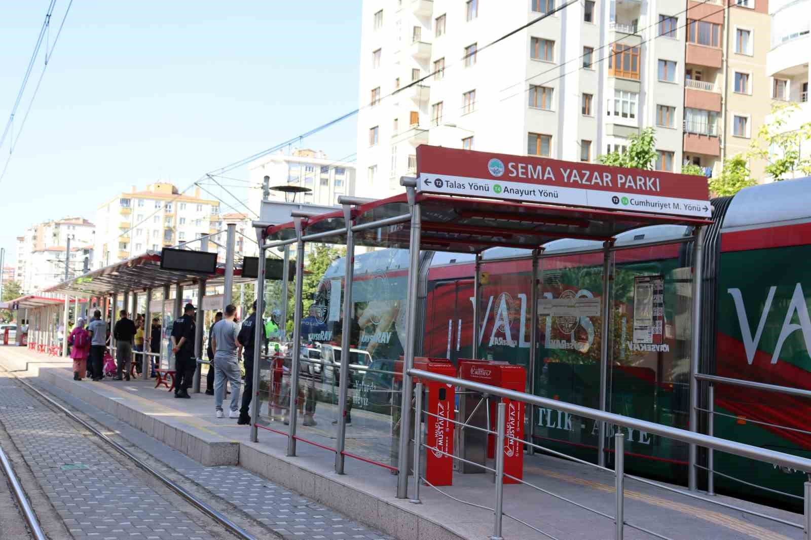 Ücretsiz binmek istediği tramvay sonu oldu
