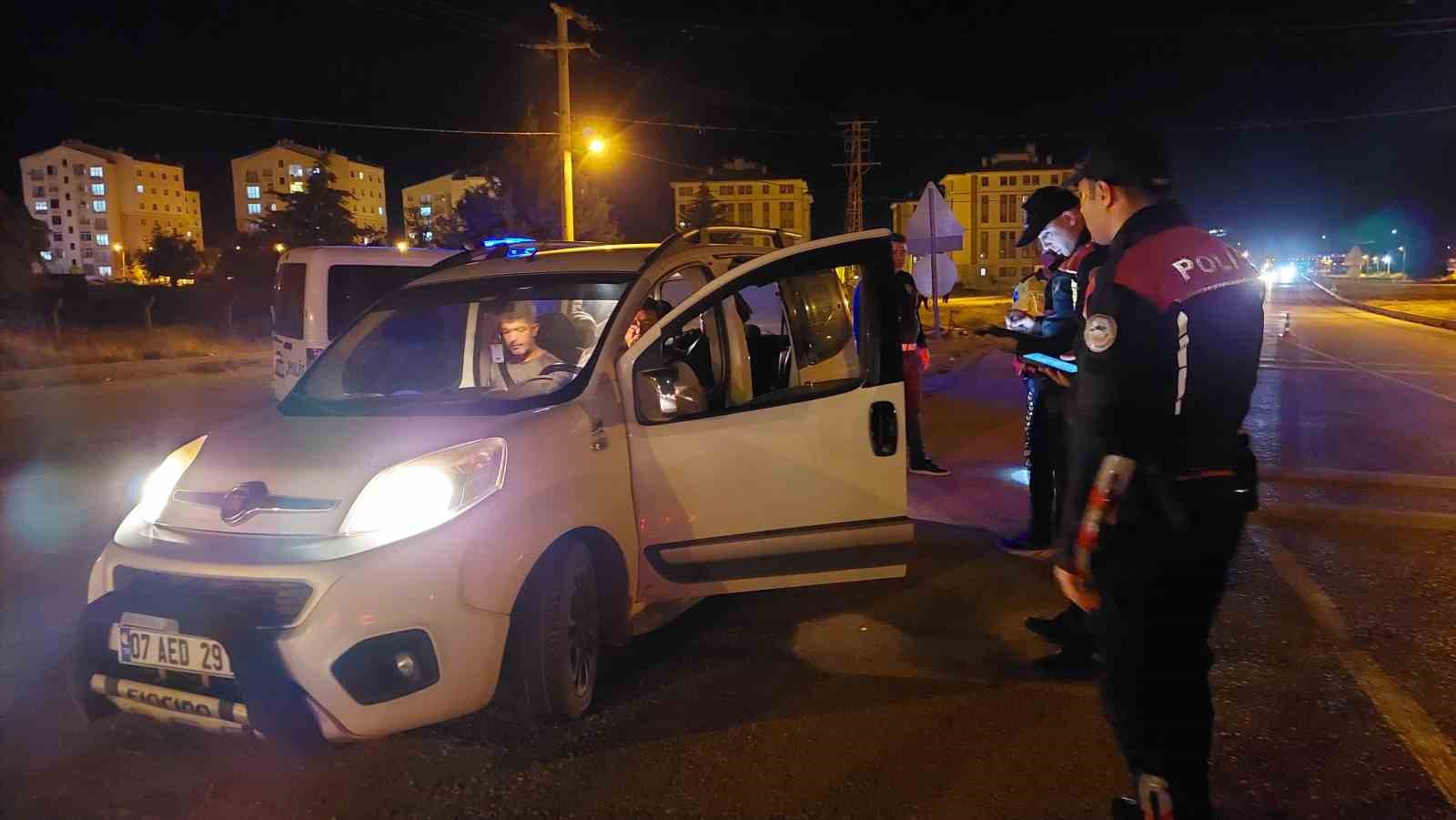 Burdur’da polisin şok uygulamasında 2 ruhsatsız silah ele geçirildi