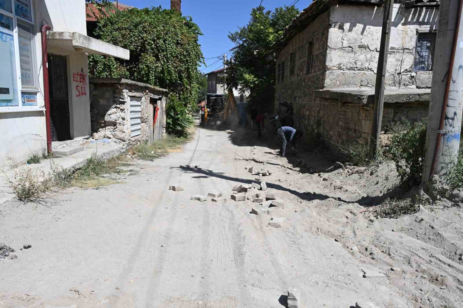 Doğalgaz nedeniyle bozulan yollarda kilit parke taşı tamirat çalışması yapılıyor
