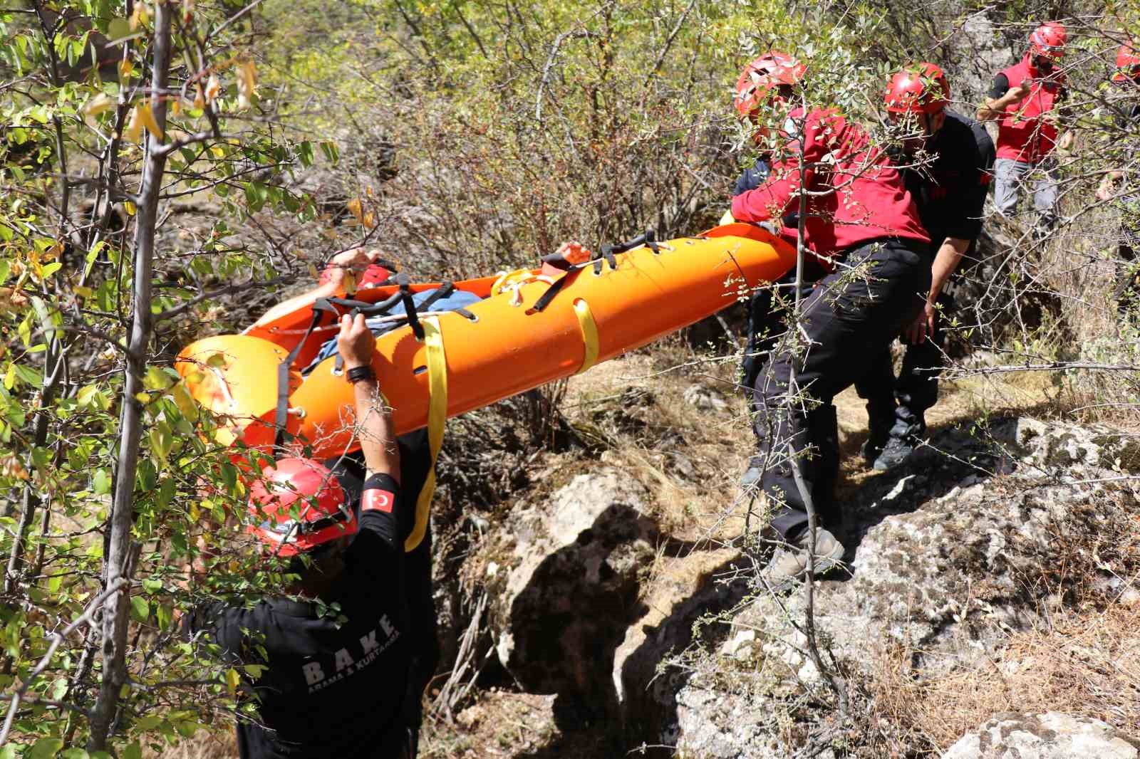 Bolu’da gerçeği aratmayan tatbikat: Zorlu arazide 8 kişi kurtarıldı
