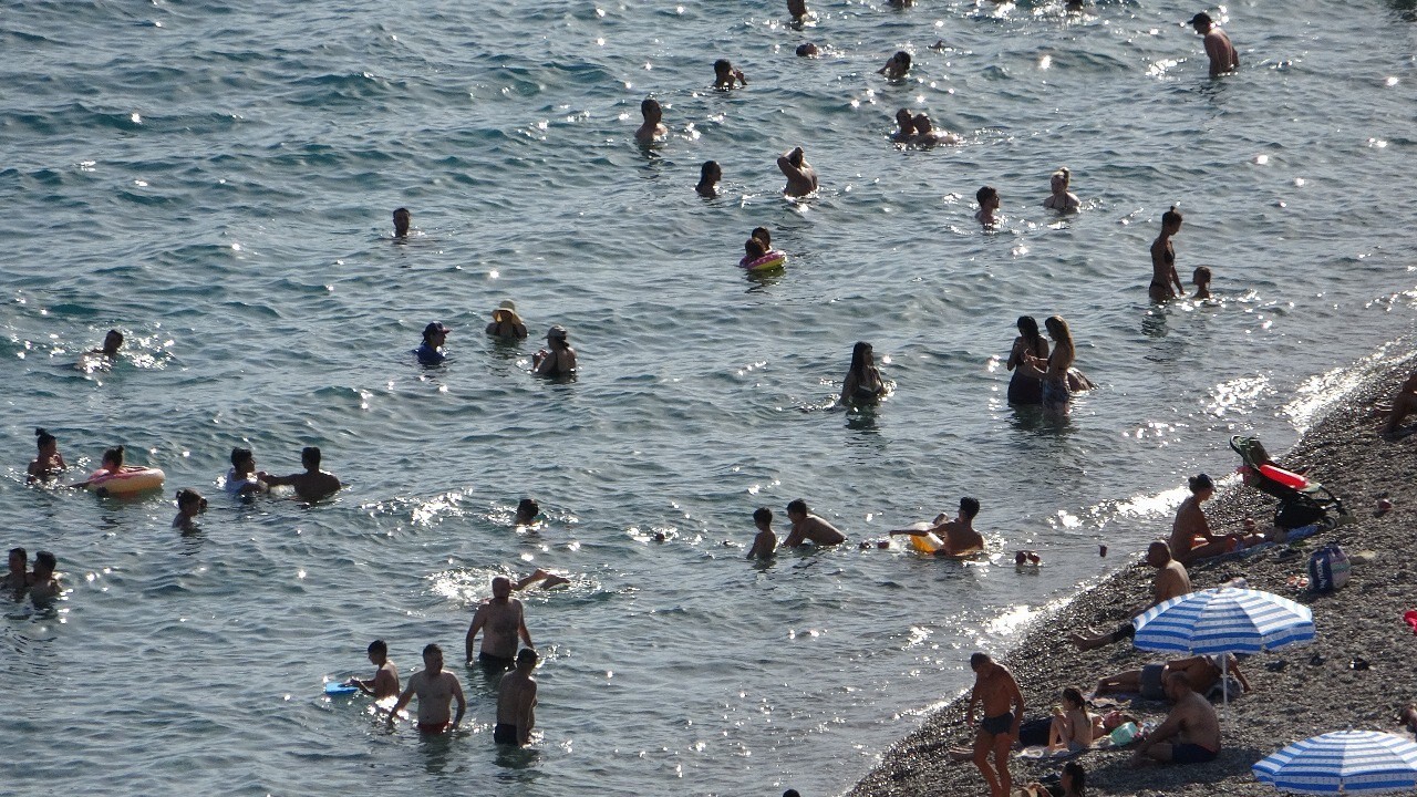 Antalya’da eylül ayının sonunda yaz havası: Sıcaklık 40 dereceyi gördü
