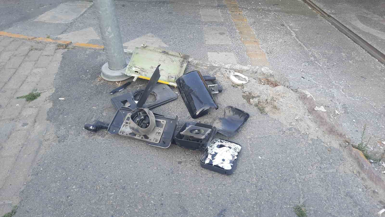 Beyoğlu&rsquo;nda tramvay İETT otob&uuml;s&uuml;ne &ccedil;arptı 