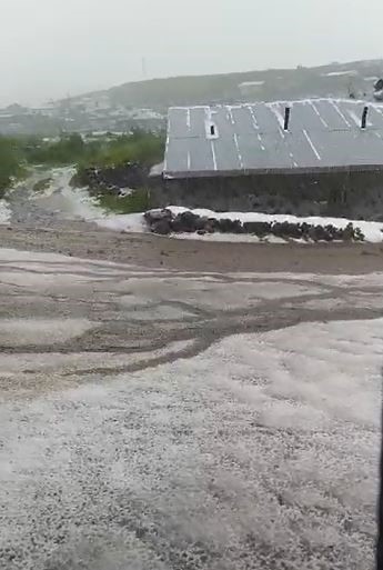 Dolu yağışı sonrası k&ouml;y beyaza b&uuml;r&uuml;nd&uuml;
