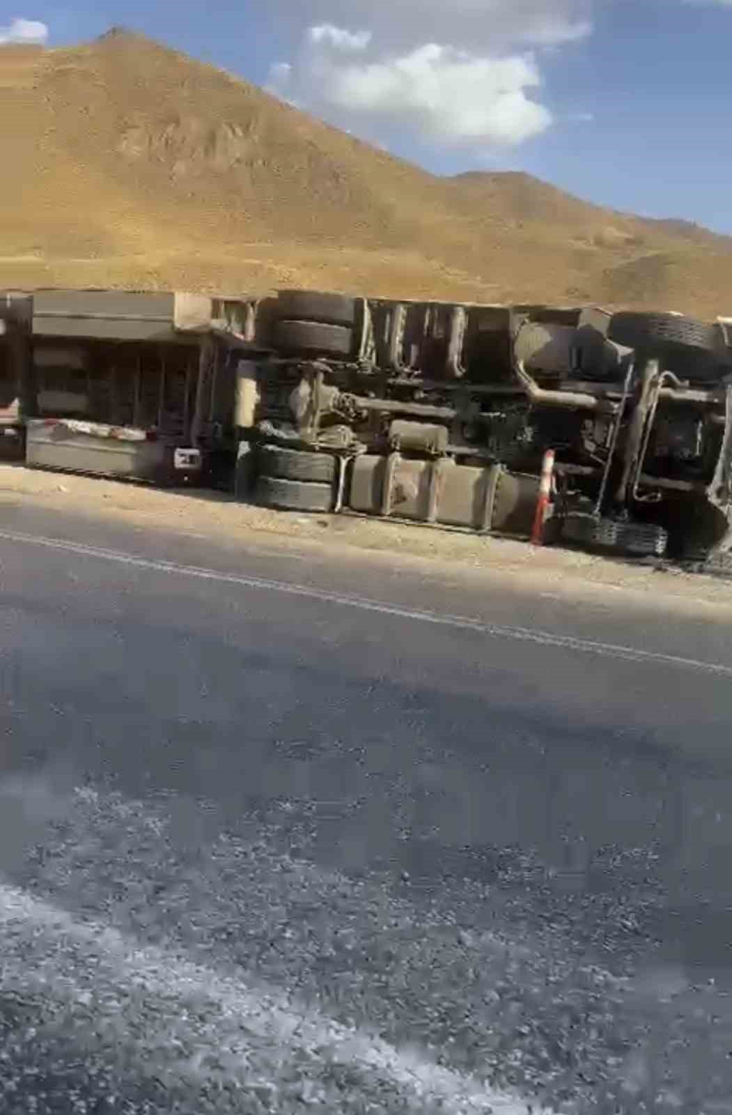 Devrilen tırdan sürücüsü yara almadan kurtuldu