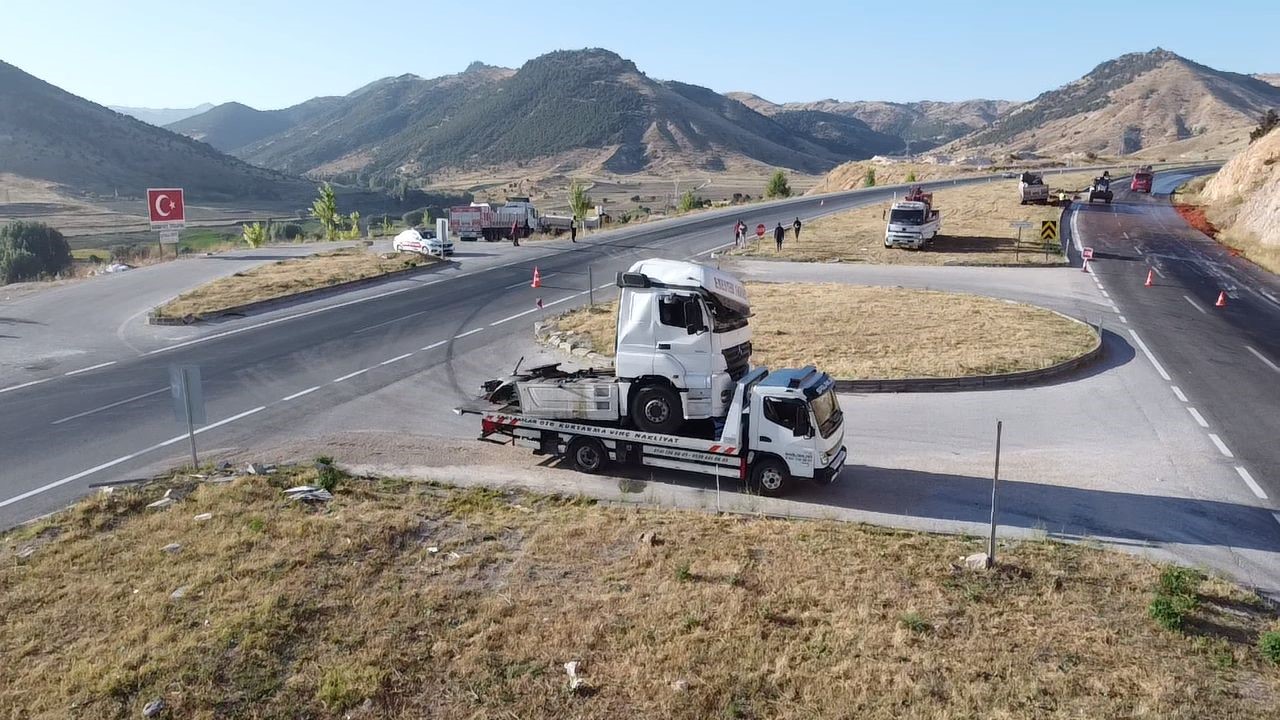 Kontrolden çıkan domates yüklü tır yol ortasına devrildi