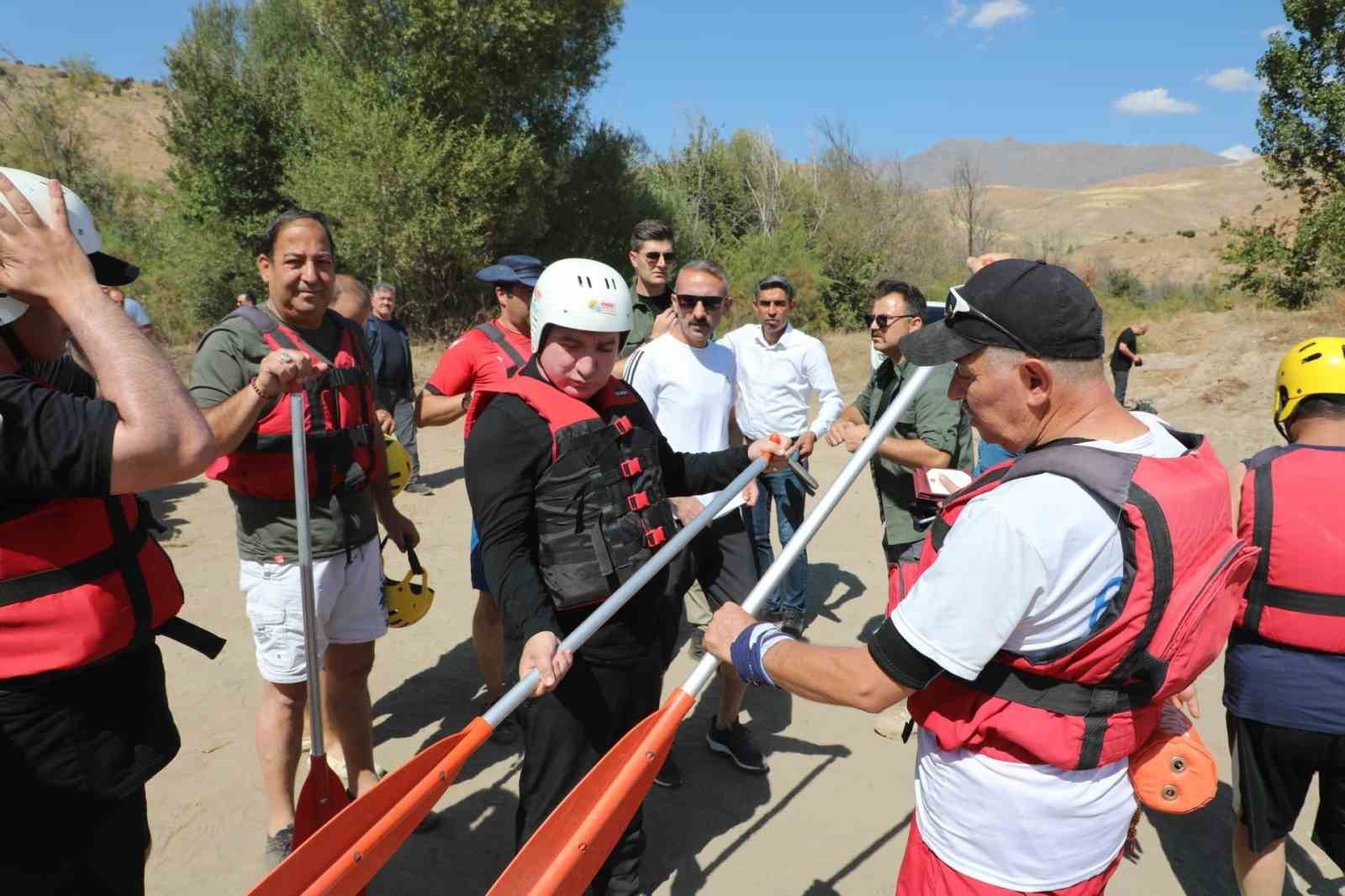 Vali Aydoğdu, Karasu Nehrinde rafting yaptı
