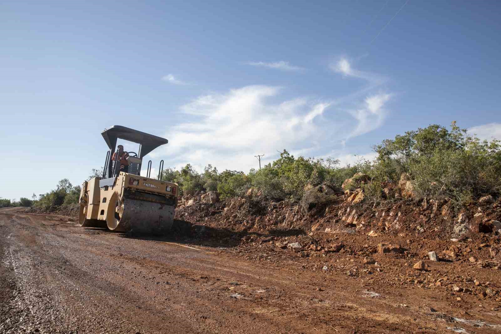 Mersin’in ilçelerinde yol çalışmaları sürüyor
