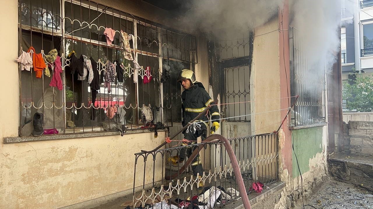 Yangında dolaba saklanan 4 yaşındaki kız &ccedil;ocuğu can verdi
