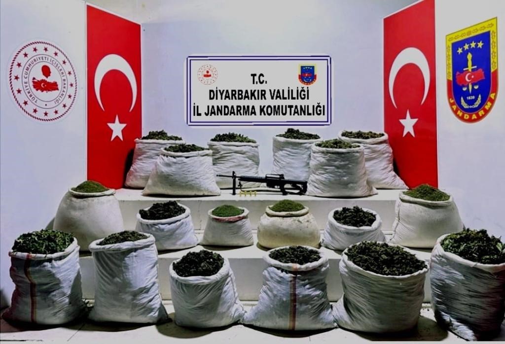 Diyarbakır’da milyonlarca kök kenevir ve 1,5 ton esrar ele geçirildi