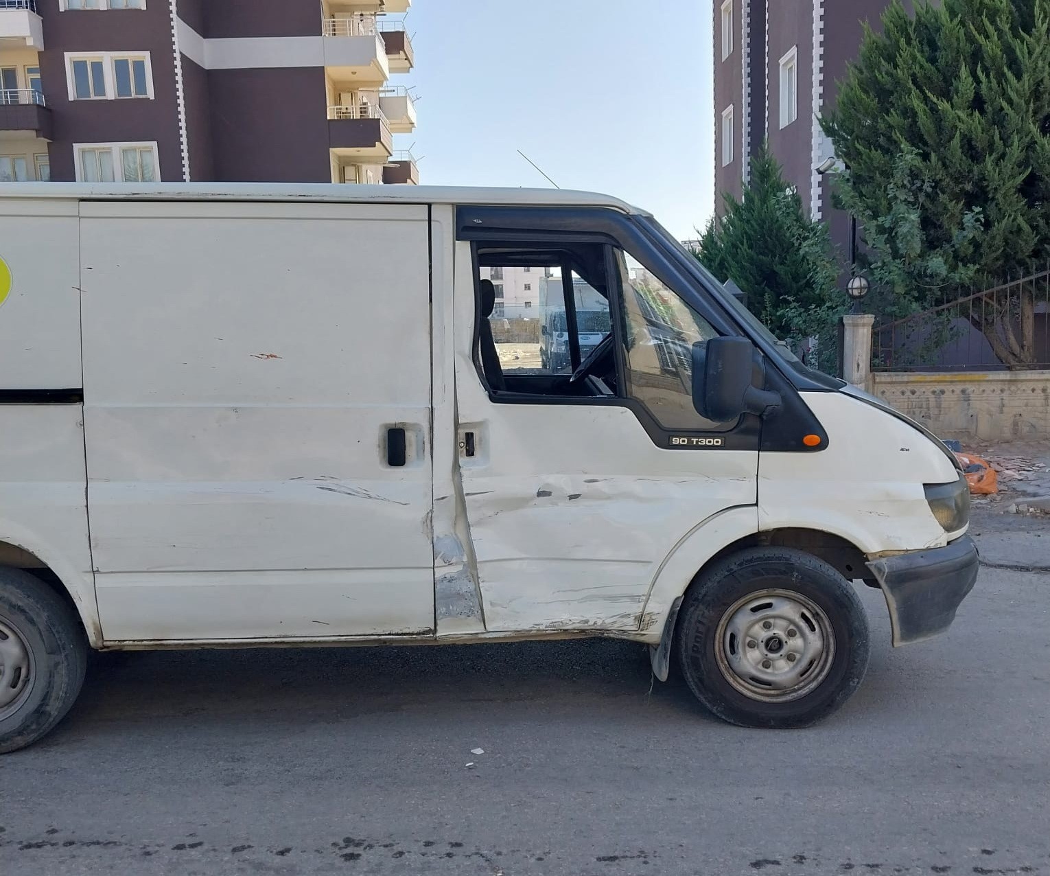 Motosiklet ile minibüs çarpıştı: 1 ağır yaralı