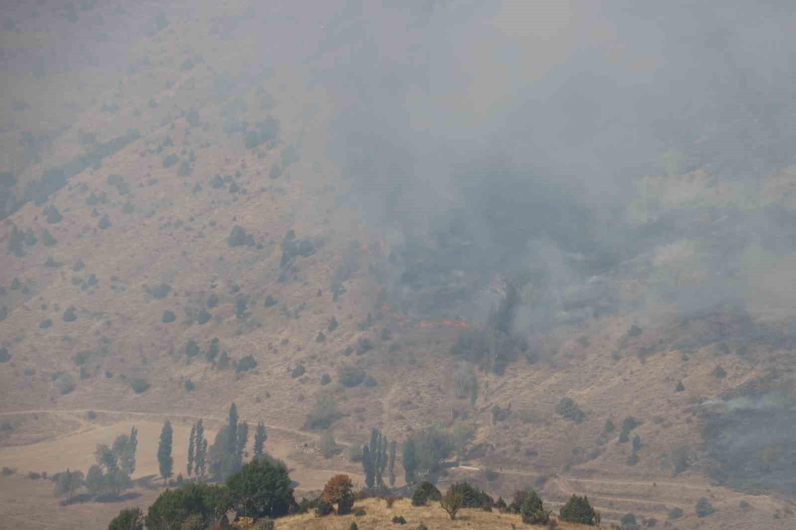 Sivas’ta örtü yangını ikinci gününde sürüyor