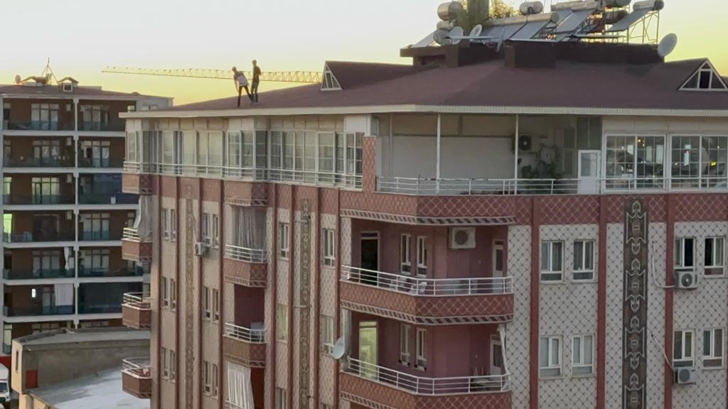 Batman’da gençler çatıda yürekleri ağza getirdi