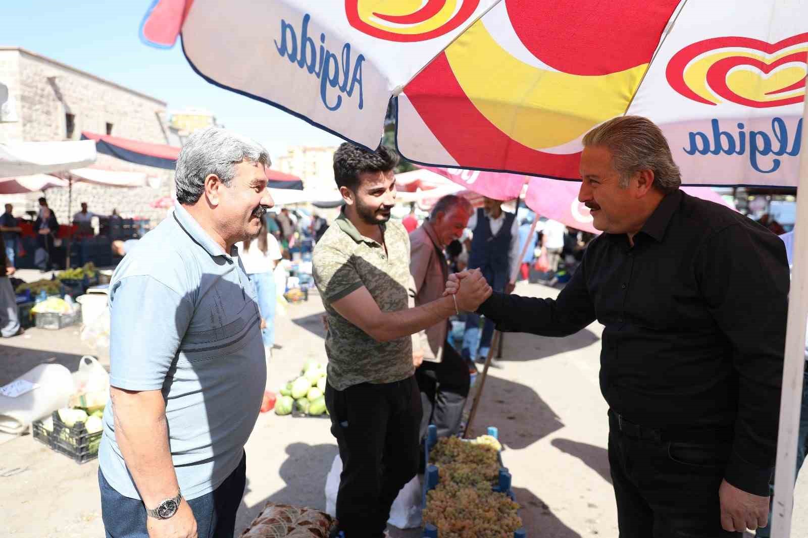 Başkan Palancıoğlu köy pazarını gezdi
