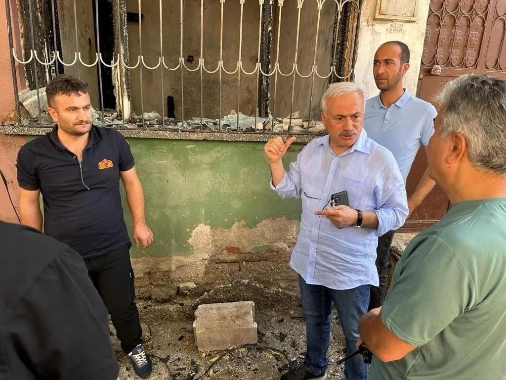 Vali Kumbuzoğlu&rsquo;ndan yangında 4 yaşındaki &ccedil;ocuğun &ouml;ld&uuml;ğ&uuml; evde inceleme
