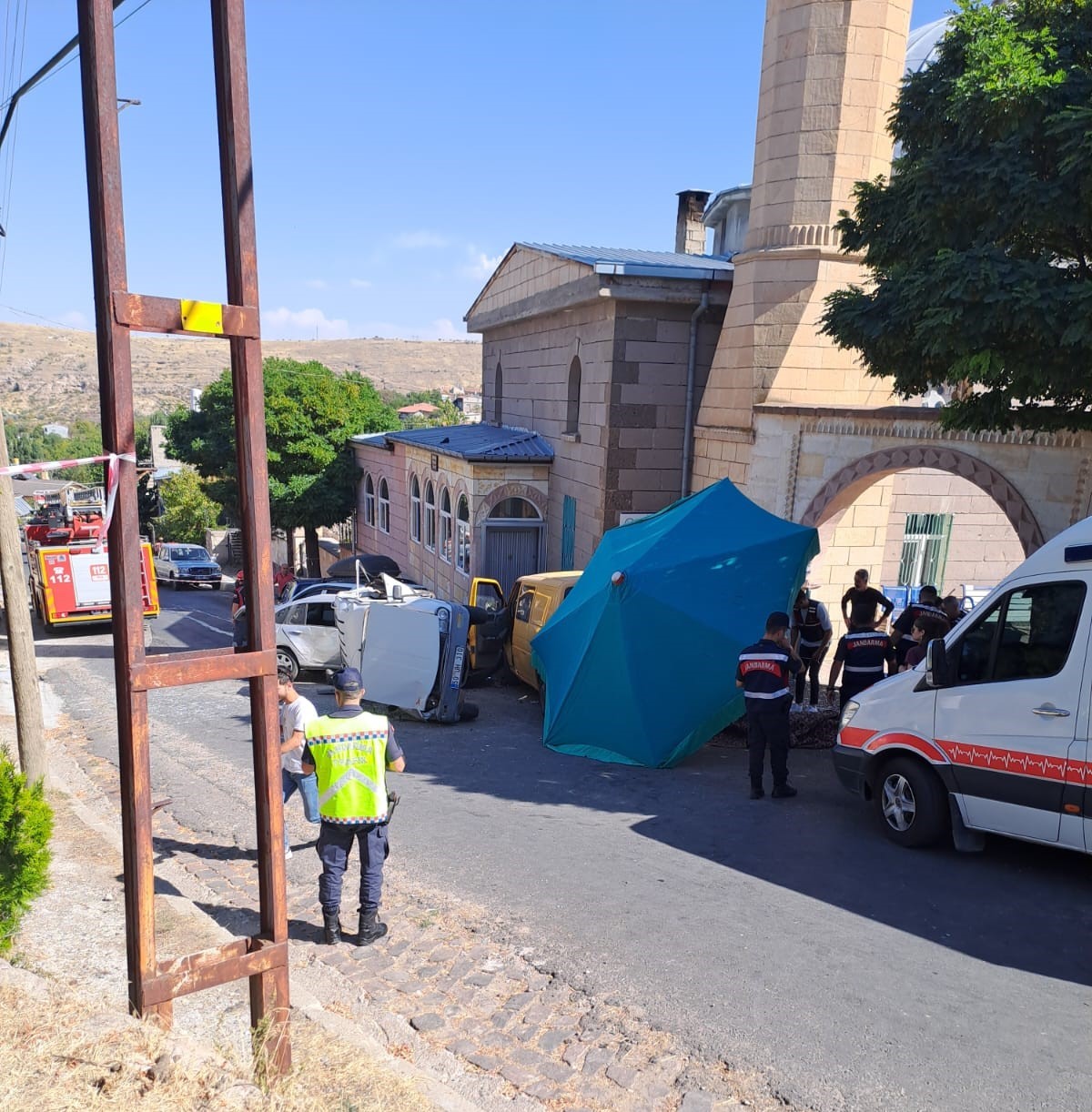 Kontrolü kaybolan minibüs önce araçlara sonra yayalara çarptı: 1 Ölü