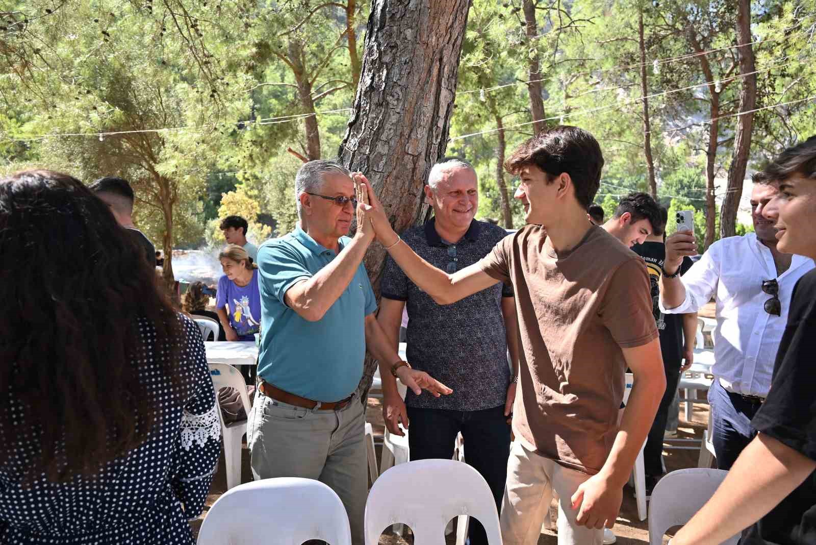 Başkan Topaloğlu’ndan öğrencilere mangal partisi