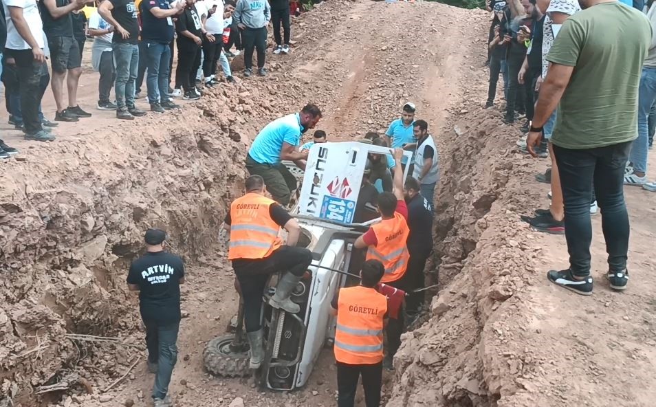 Artvin’de off-road yarışlarında yaşanan kaza yürekleri ağza getirdi
