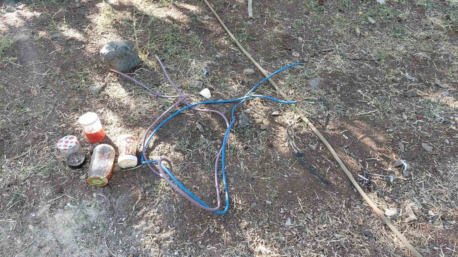 Ak&uuml;s&uuml; biten araca takviye yapmaya &ccedil;alışan kadın trakt&ouml;r&uuml;n altında kaldı
