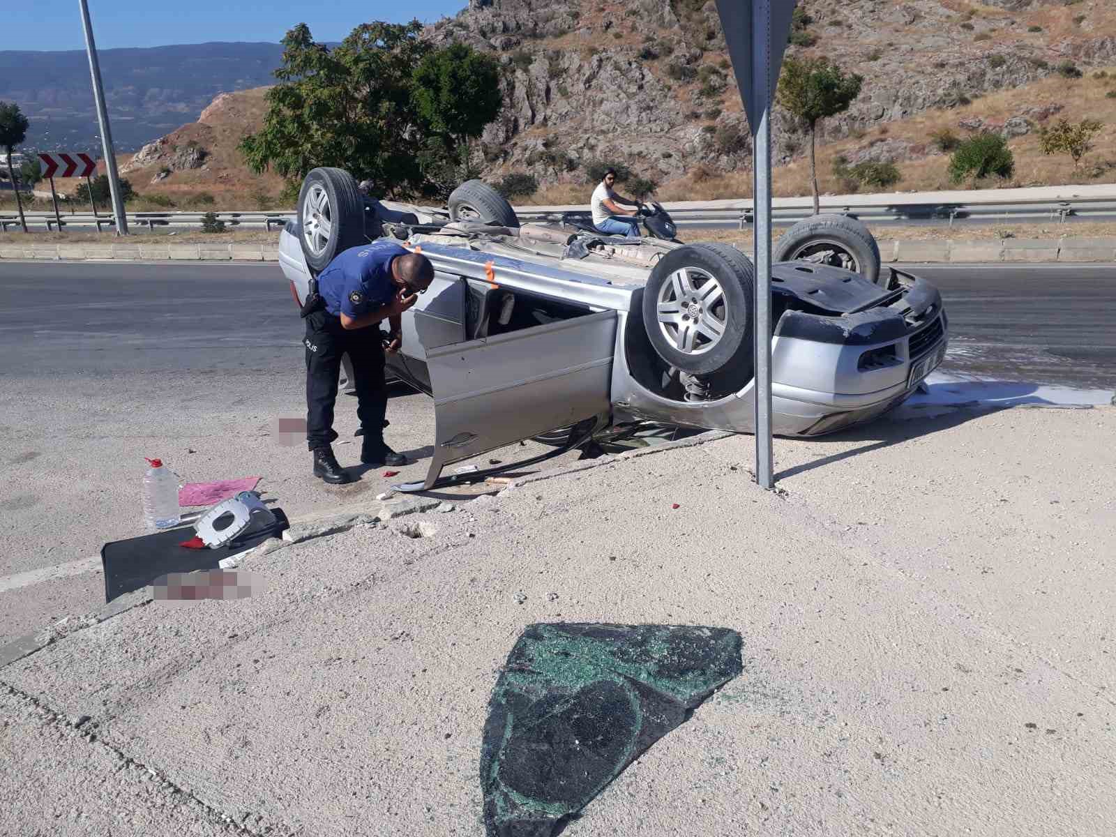 Ref&uuml;je &ccedil;arpan otomobil takla attı: 5 yaralı
