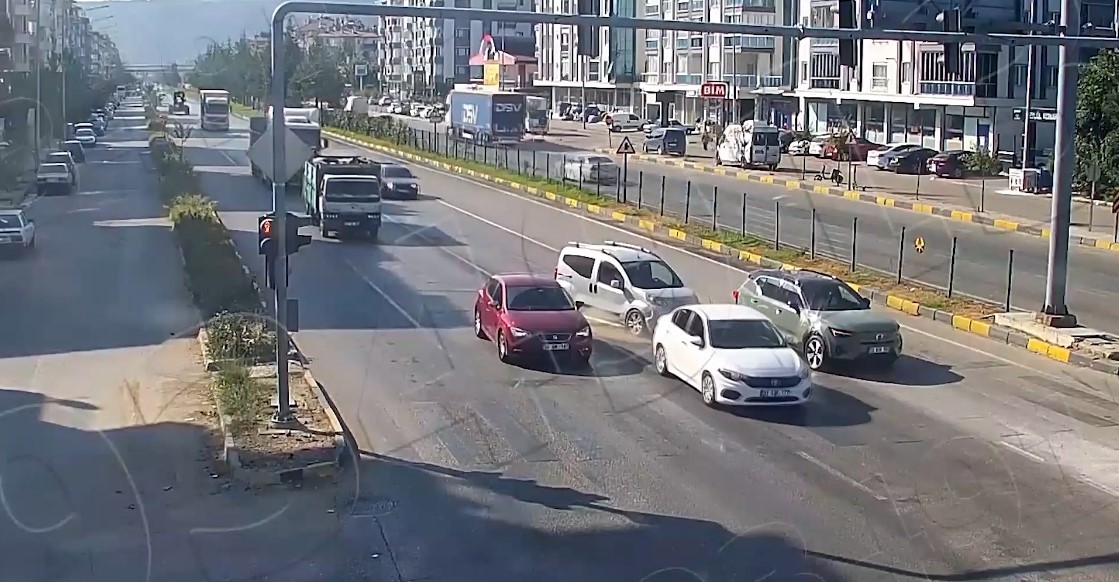 Isparta&rsquo;da meydana gelen trafik kazaları kameralara yansıdı
