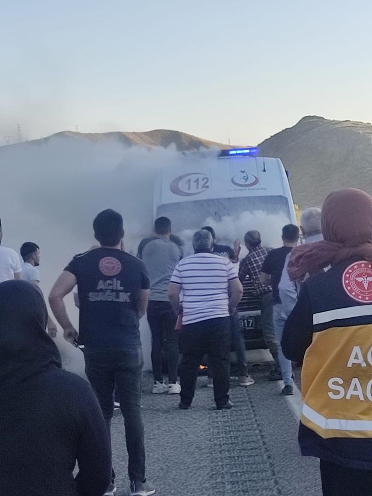Yozgat’ta seyir halindeki ambulans alev aldı
