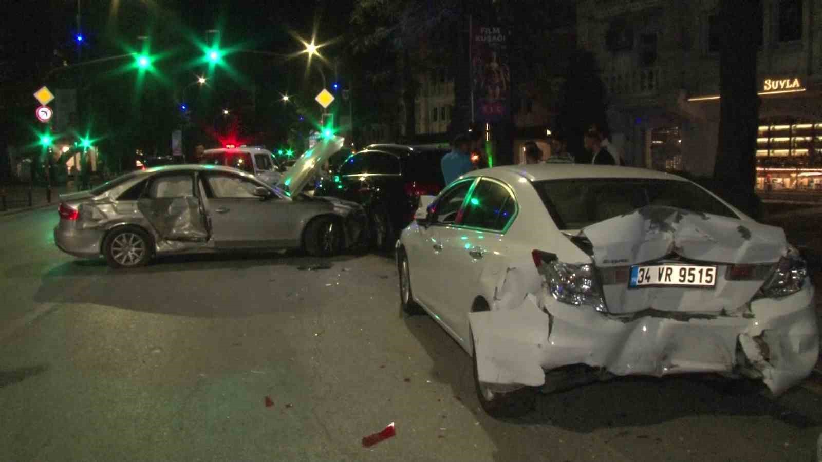 Kadıköy’de aşırı hız yapan araç park halindeki araçlara çarptı: 2 yaralı