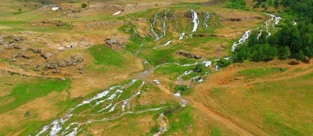 Erzincan&rsquo;da Konarlı Şelalesi doğal g&uuml;zelliğiyle ziyaret&ccedil;ilerini bekliyor

