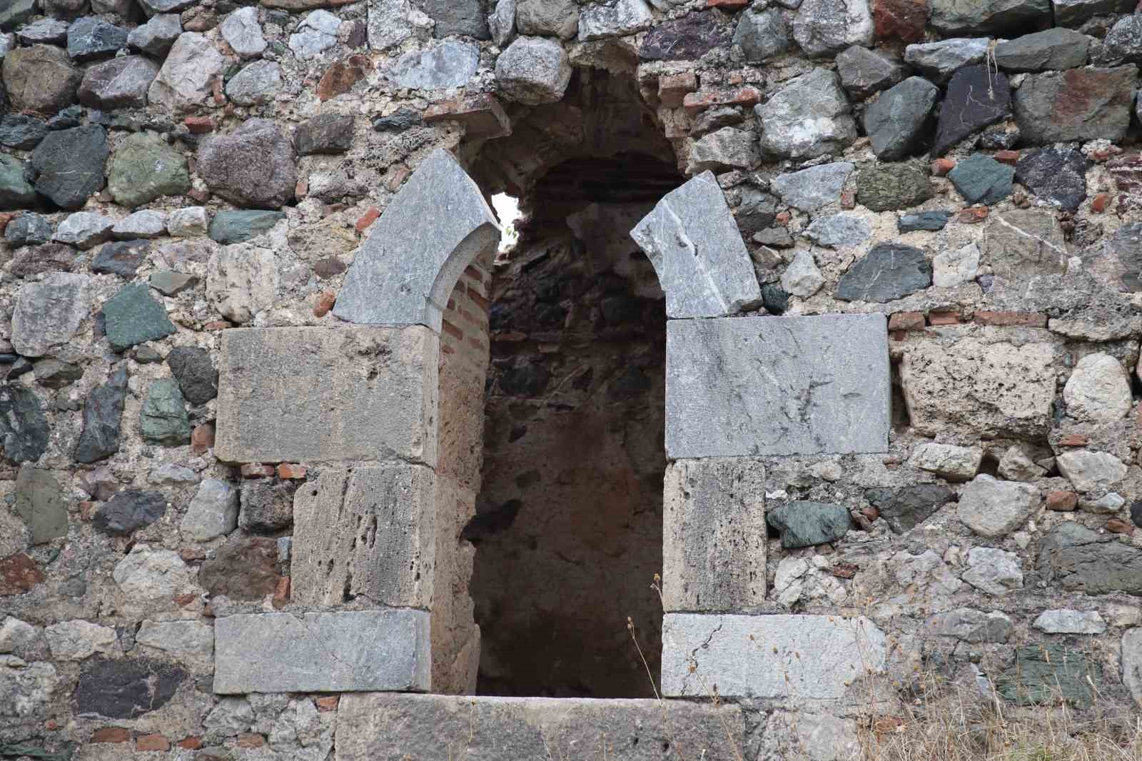 Tarihi yapının ne olduğu bilinmese de hakkında bir &ccedil;ok s&ouml;ylenti bulunuyor
