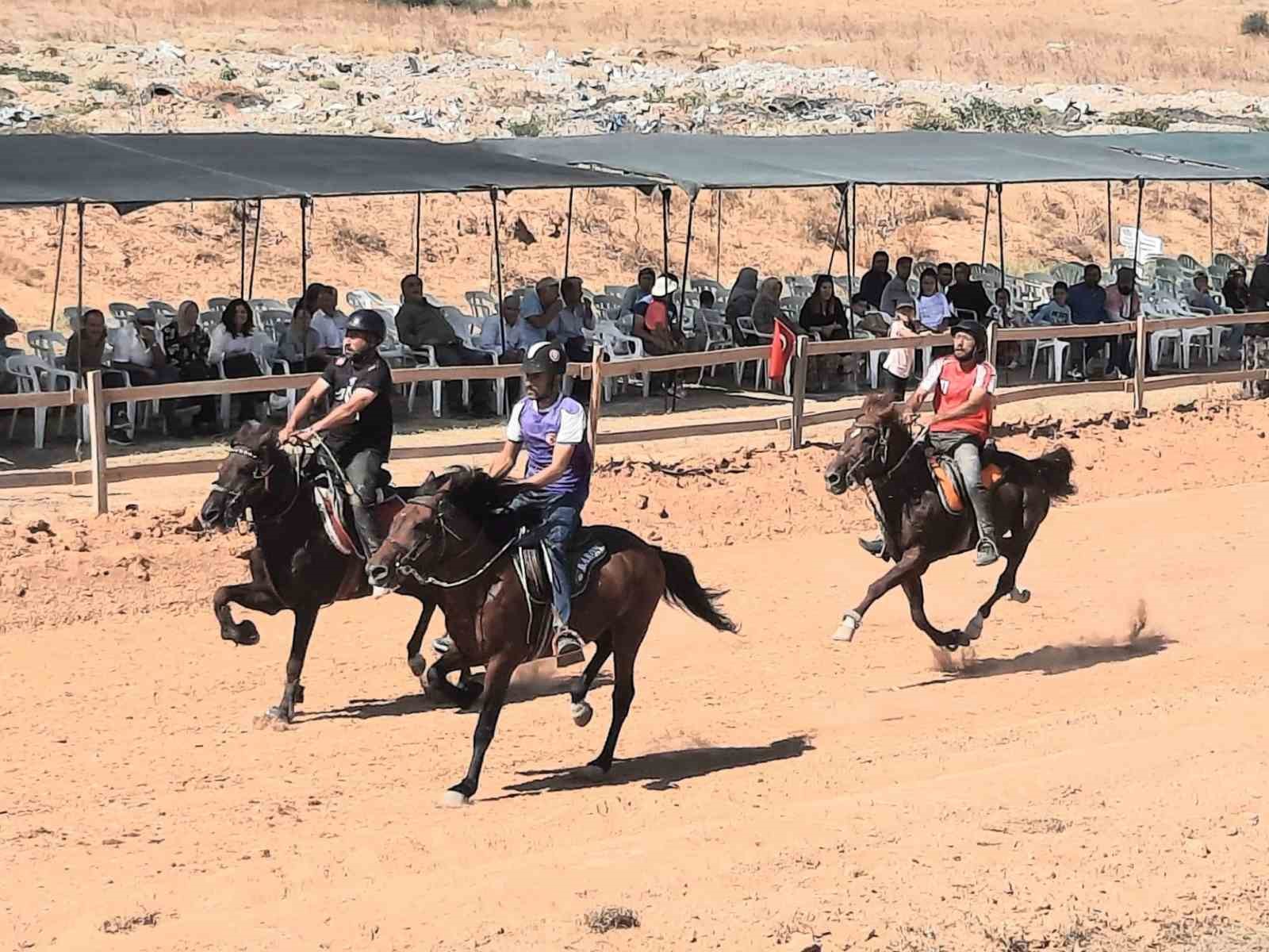 ‘Rahvan At Yarışları’ büyük çekişme ile geçti