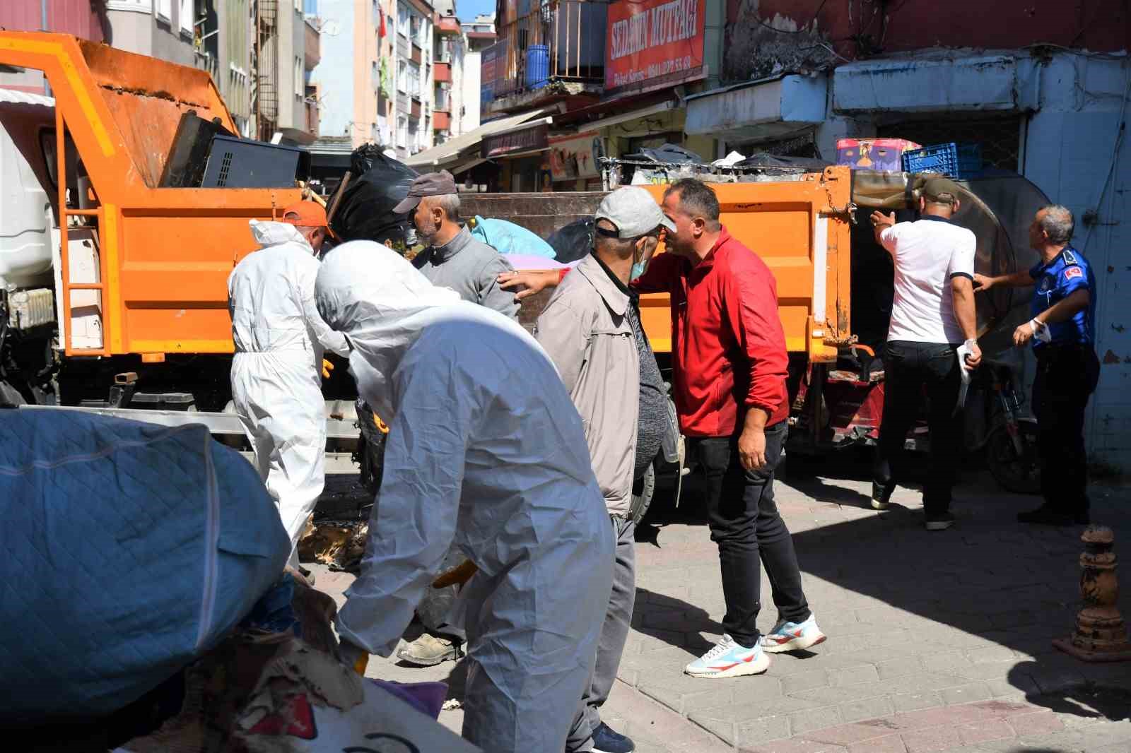 8 yıldır çöp biriktiren kadının evinden 2 kamyon çöp çıkartıldı
