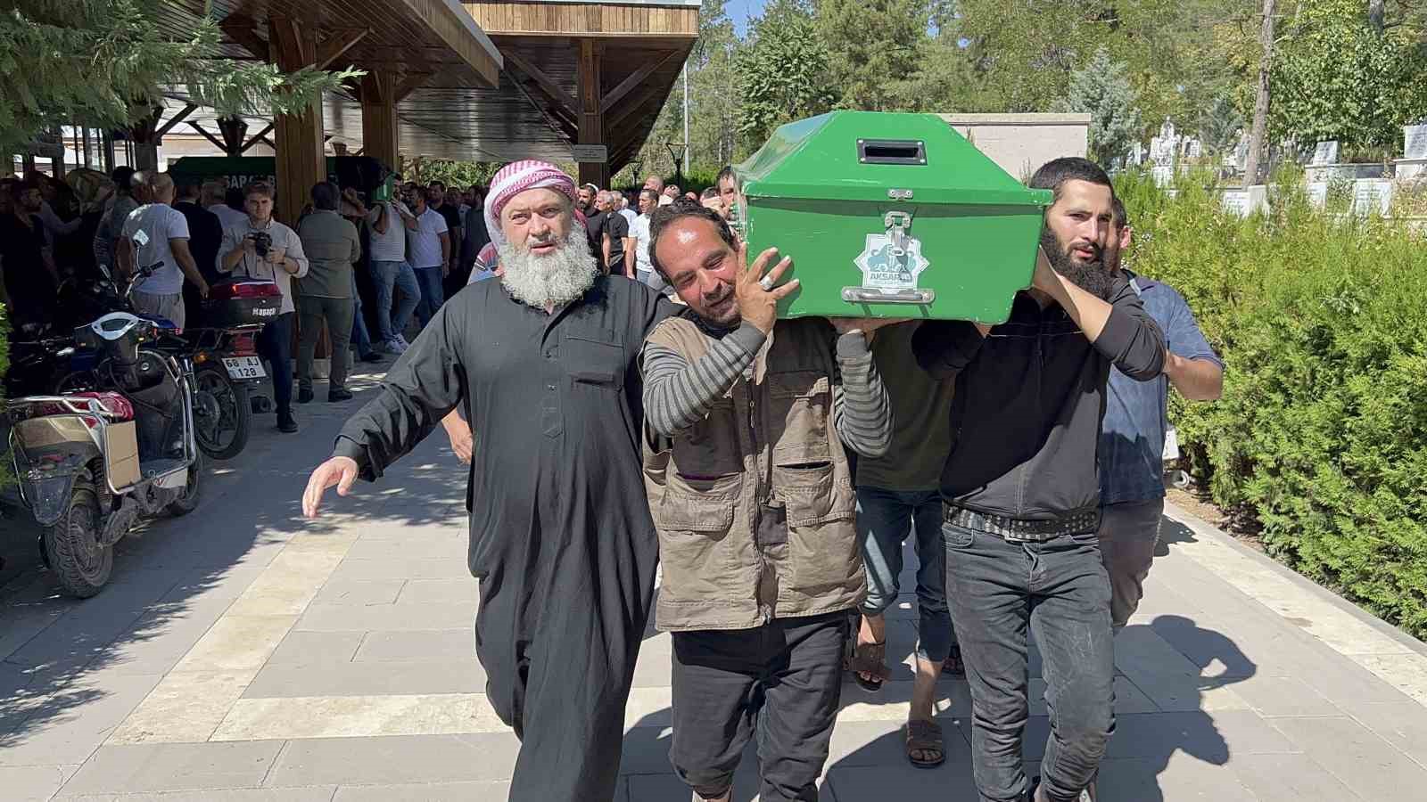 Yangında saklandığı dolapta can veren kız &ccedil;ocuğu son yolculuğuna uğurlandı
