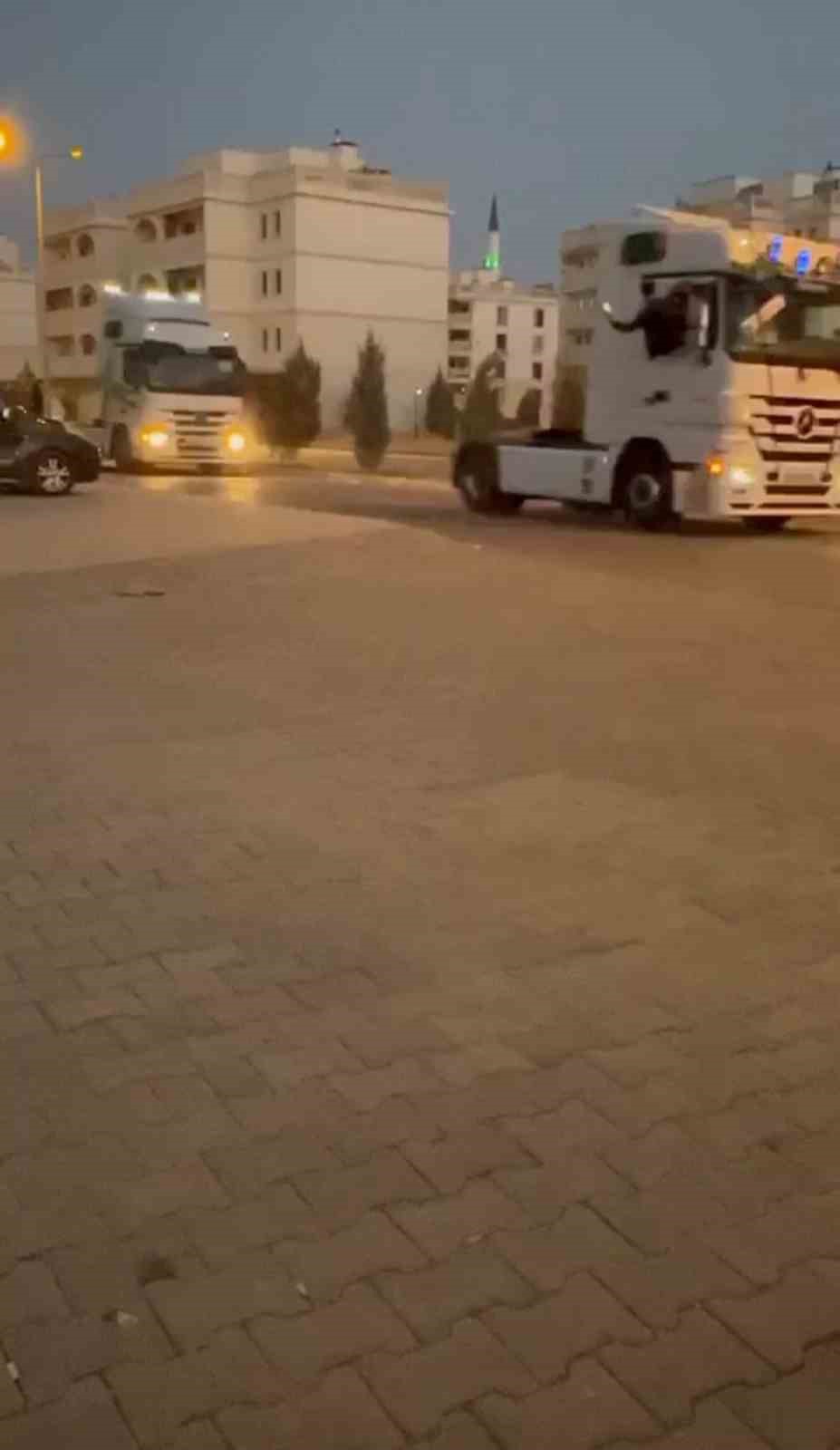 Tır şof&ouml;r&uuml; damadın d&uuml;ğ&uuml;n konvoyu tırlardan oluştu
