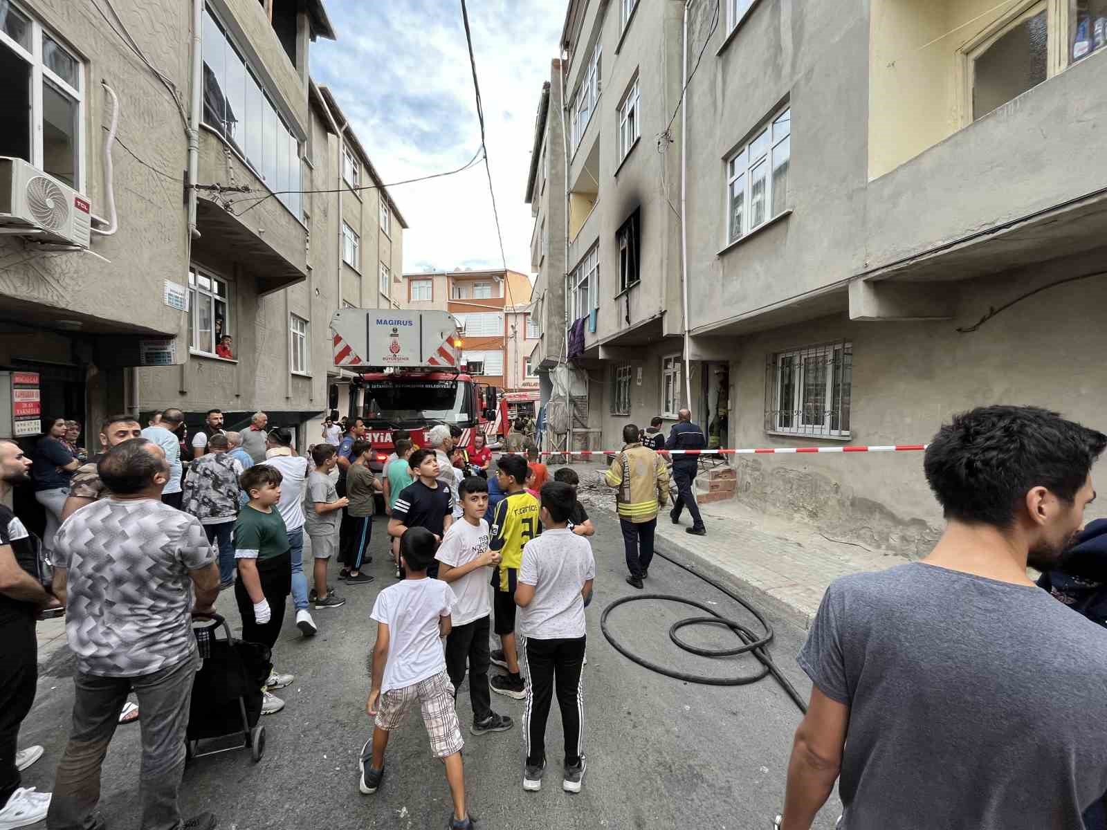 Avcılar’da daire yangınında 3’ü çocuk 8 kişi kurtarıldı
