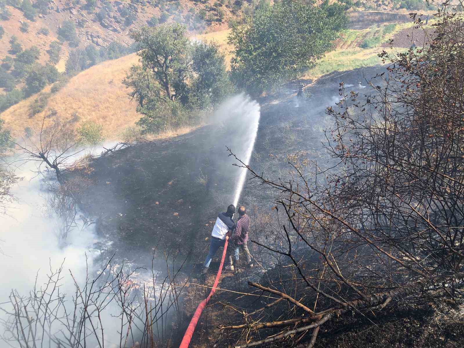 Bing&ouml;l&rsquo;deki &ouml;rt&uuml; yangını evlere sı&ccedil;ramadan s&ouml;nd&uuml;r&uuml;ld&uuml;
