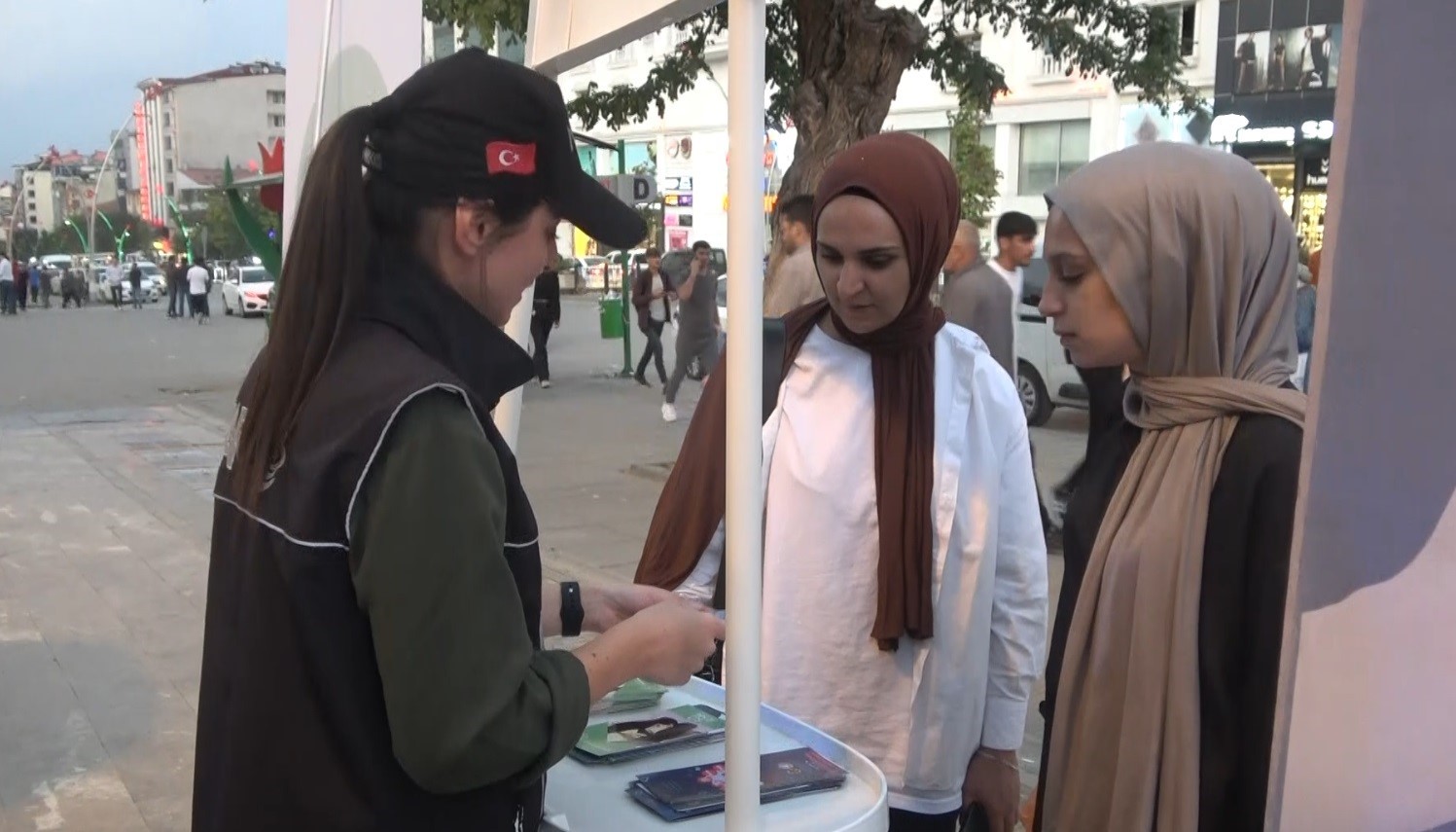 Muş polisi kurduğu stantta vatandaşlara dolandırıcılıktaki son yöntemleri anlattı
