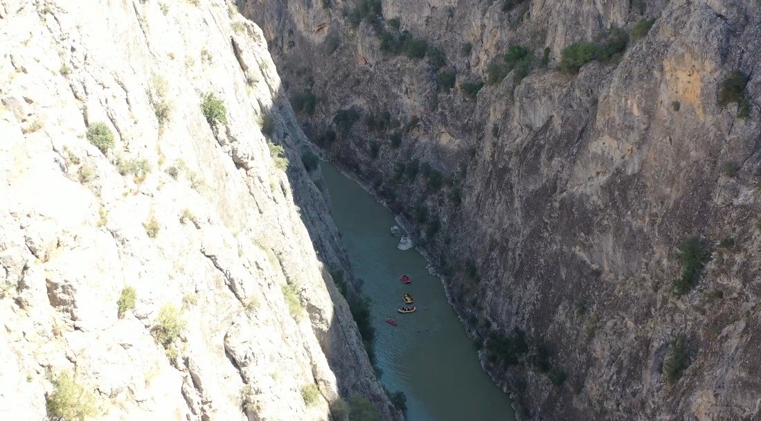Masalsı kanyon arasında rafting keyfi
