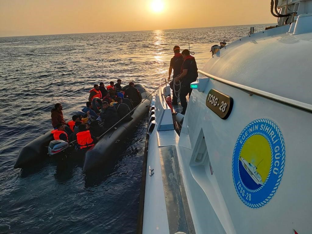 Çanakkale’de 73 kaçak göçmen ile 1 göçmen kaçakçısı şüphelisi yakalandı