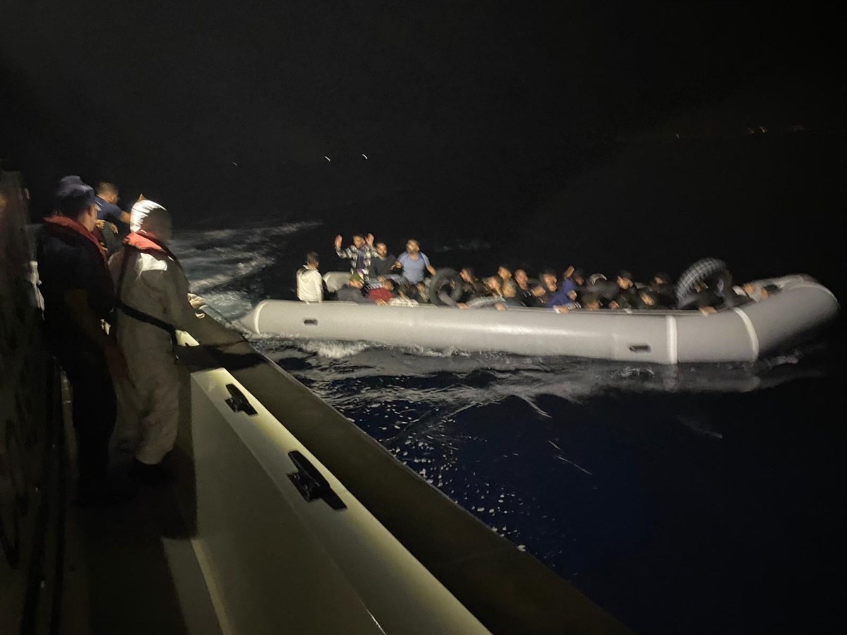 Ayvalık açıklarında 86 düzensiz göçmen Sahil Güvenlik tarafından yakalandı
