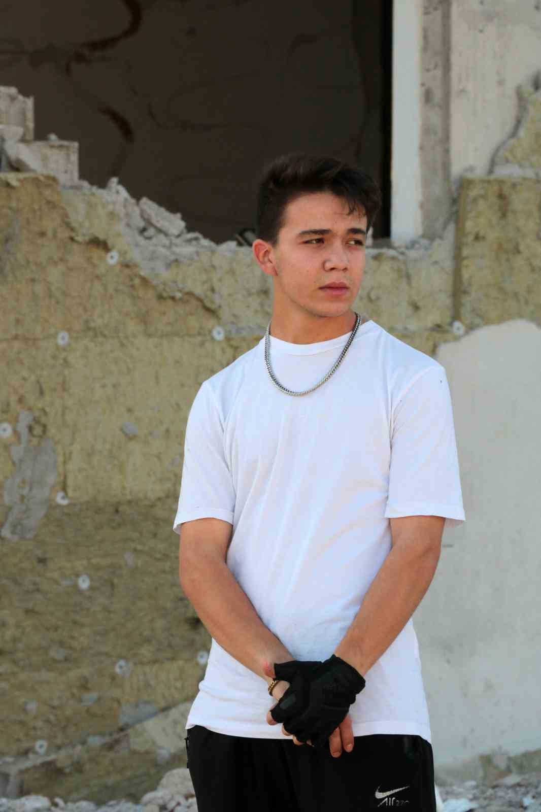 Asrın felaketini unutmak istemeyip fotoğraf &ccedil;ektirdiler
