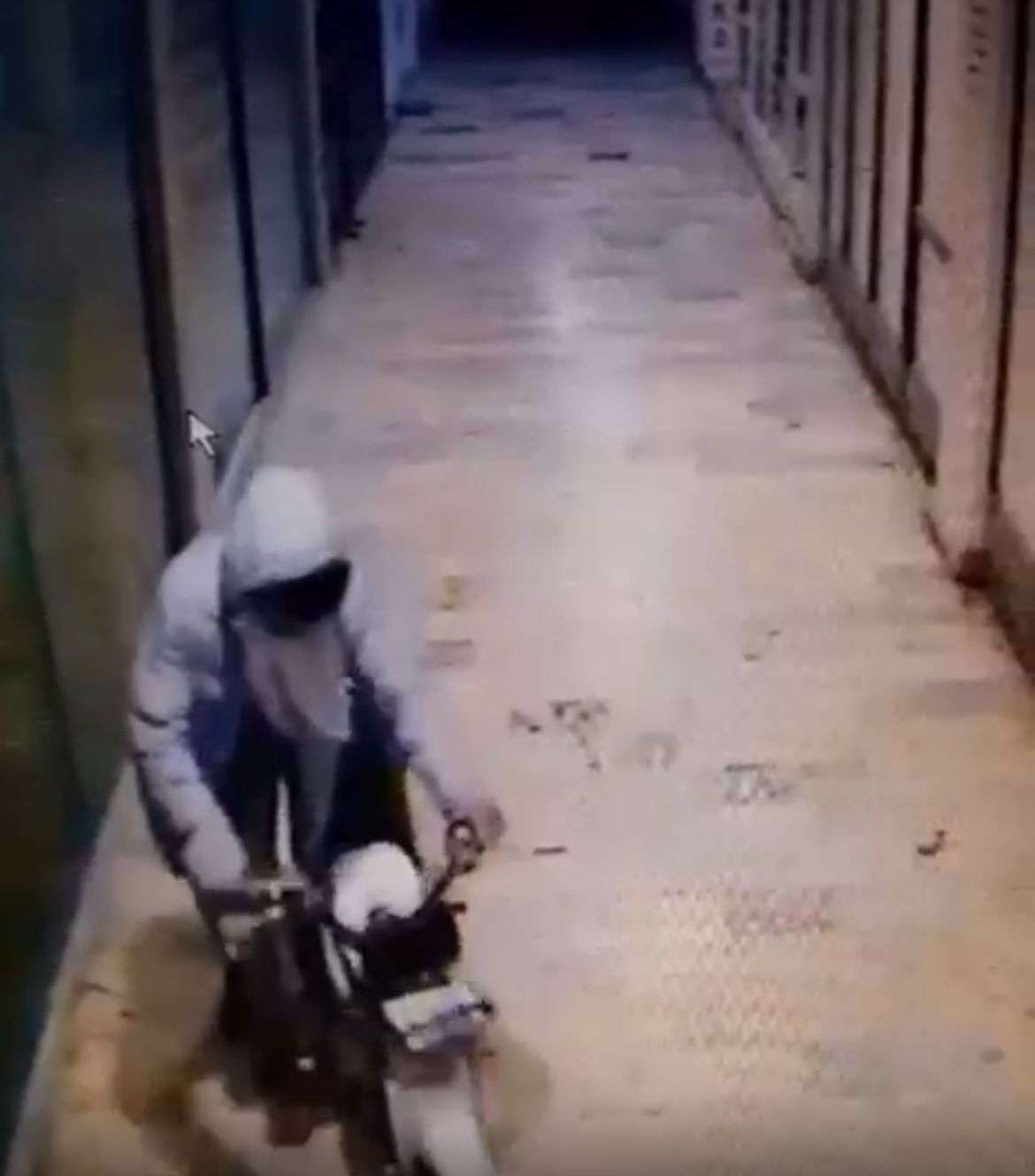 Kentin göbeğindeki motosiklet hırsızlığı güvenlik kamerasında İhlas Haber  Ajansı