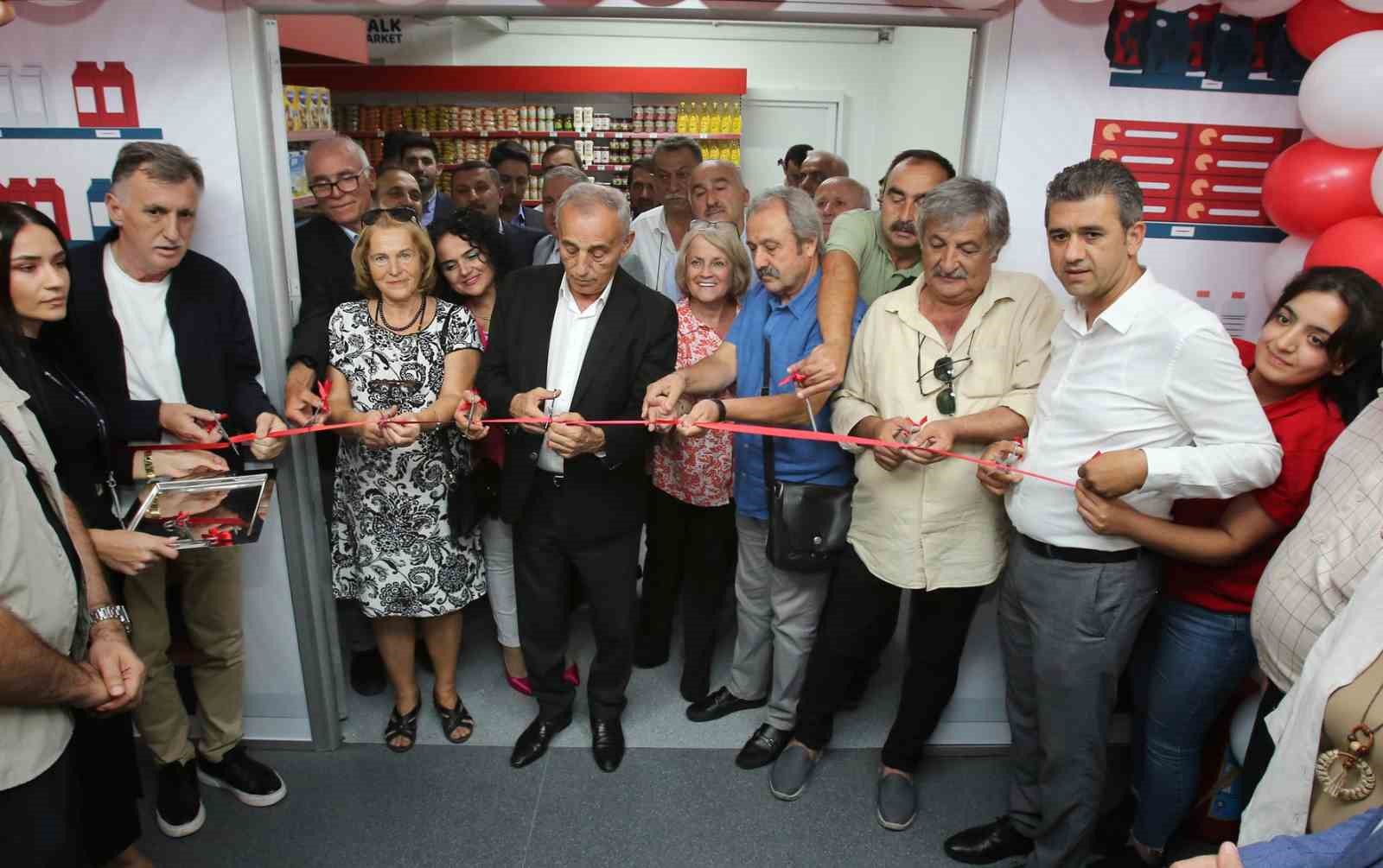 Küçükçekmece’de 3. Halk Market açıldı