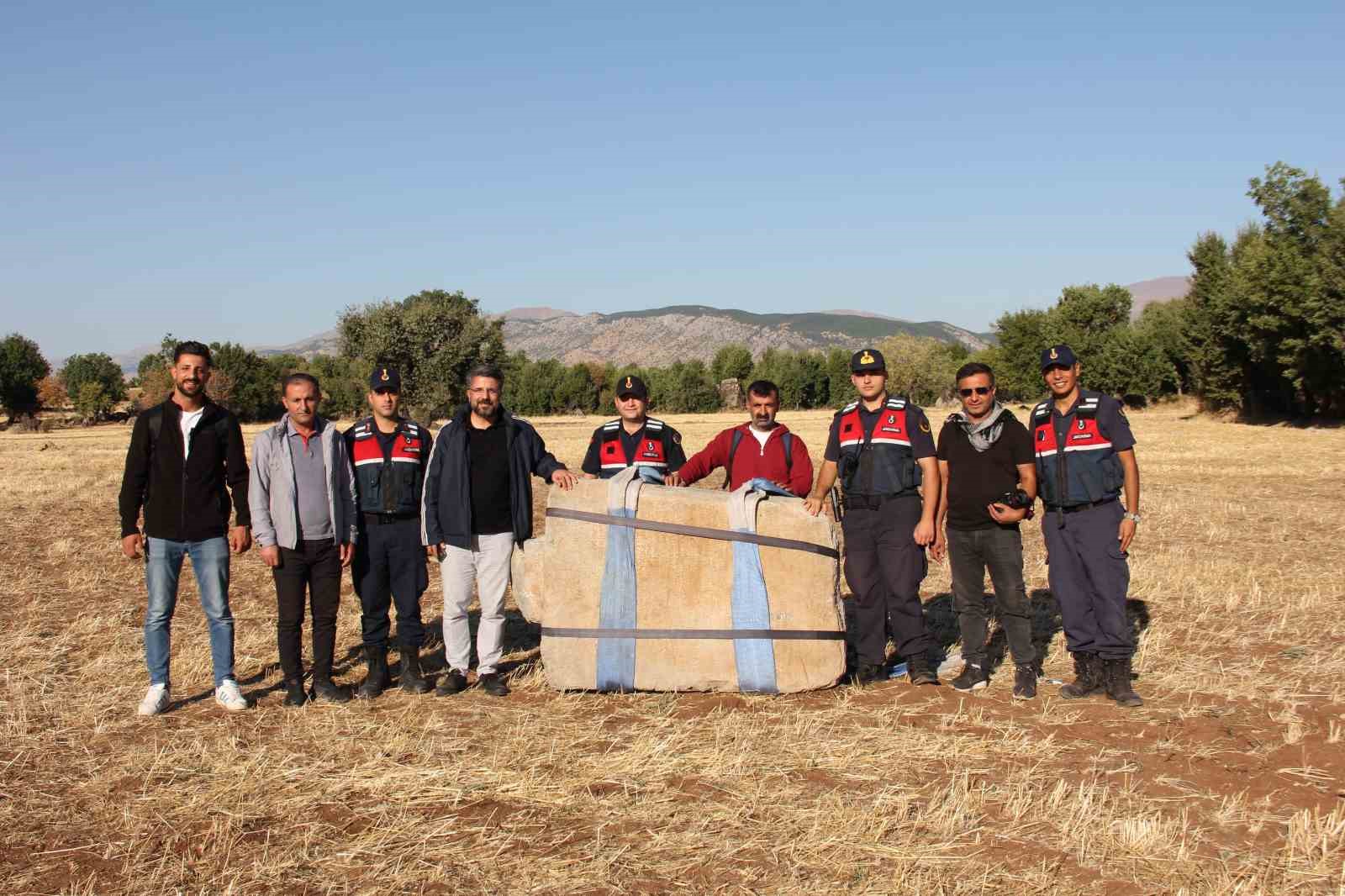 Adıyaman&rsquo;da 2100 yıllık tarihi eserler helikopter ile taşındı
