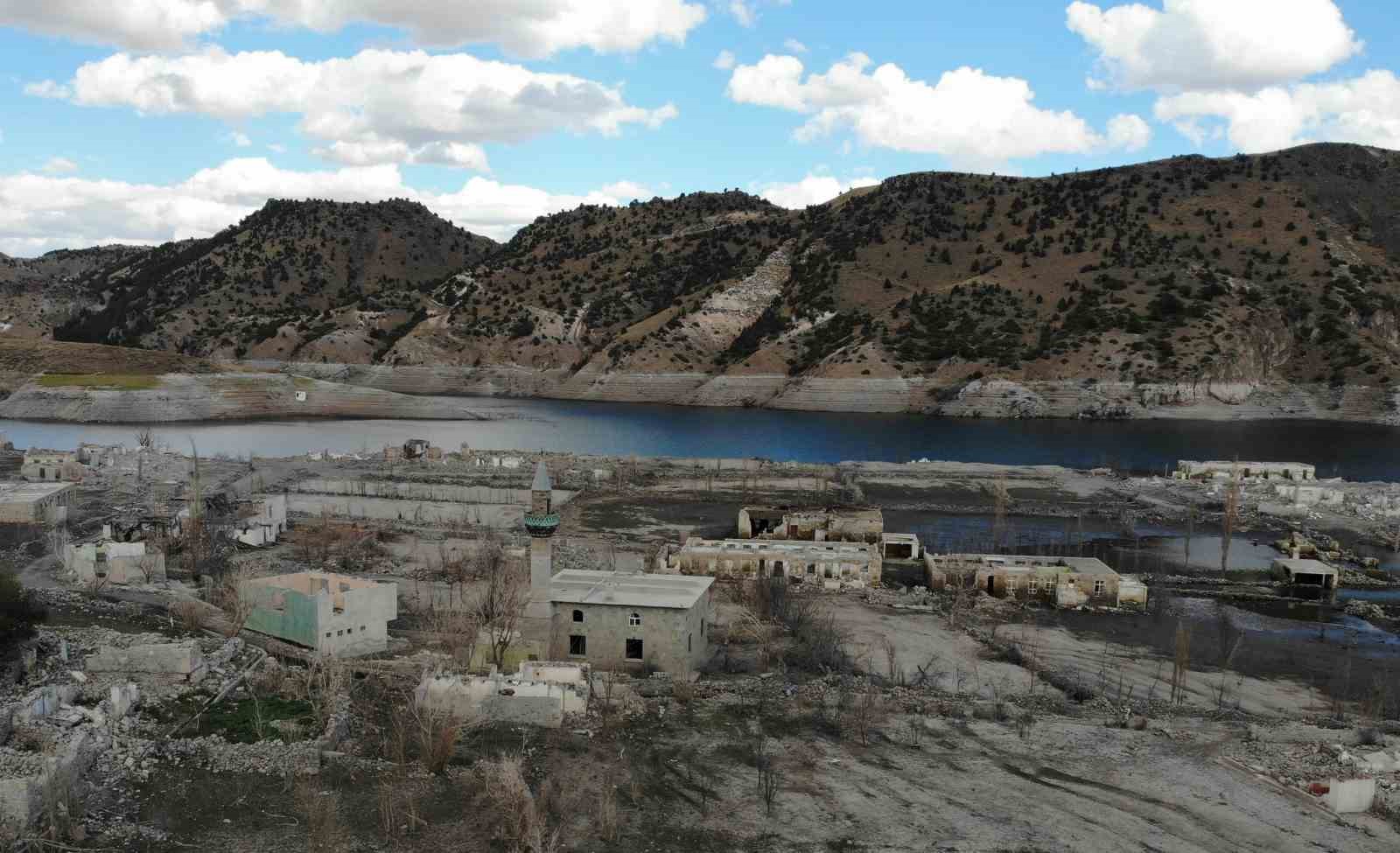 Kars&rsquo;ta su &ccedil;ekildi, k&ouml;y ortaya &ccedil;ıktı
