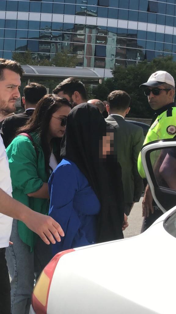 Eşiyle yürürken eski kayınbiraderleri tarafından önce dövüldü, sonra öldürüldü
