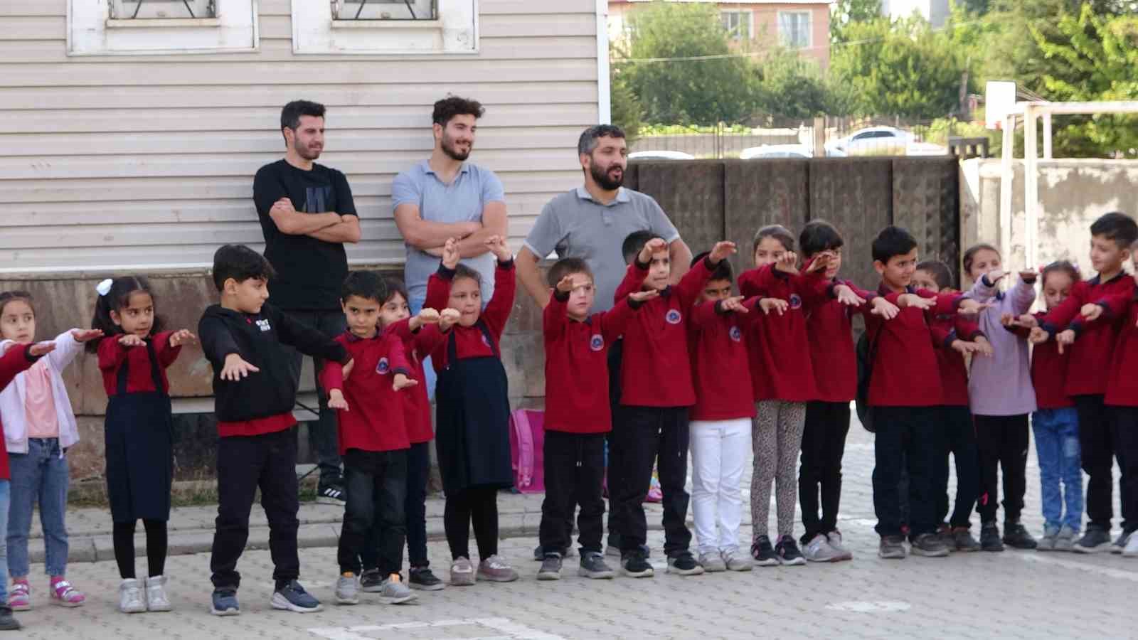 &Ouml;ğrenciler g&ouml;n&uuml;ll&uuml;lerle doyasıya eğlendi
