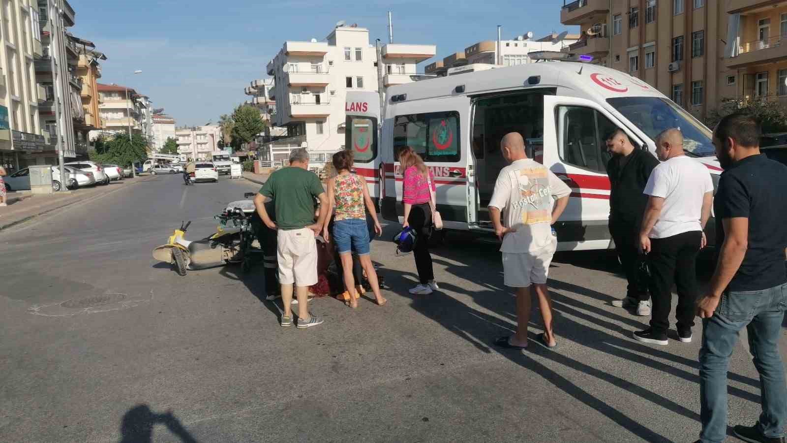 Manavgat&rsquo;ta otomobil ile motosiklet &ccedil;arpıştı: 1 yaralı

